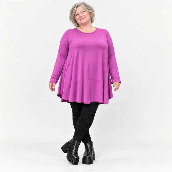 Langarmshirt in Beere aus weichem Modalstretch mit Rundhalsausschnitt und Seitentaschen