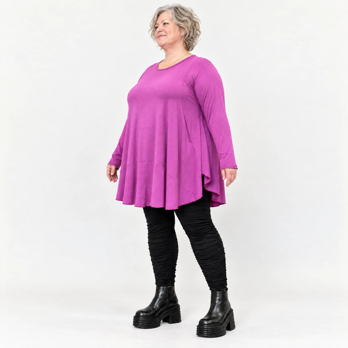 Langarmshirt in Beere aus weichem Modalstretch mit Rundhalsausschnitt und Seitentaschen
