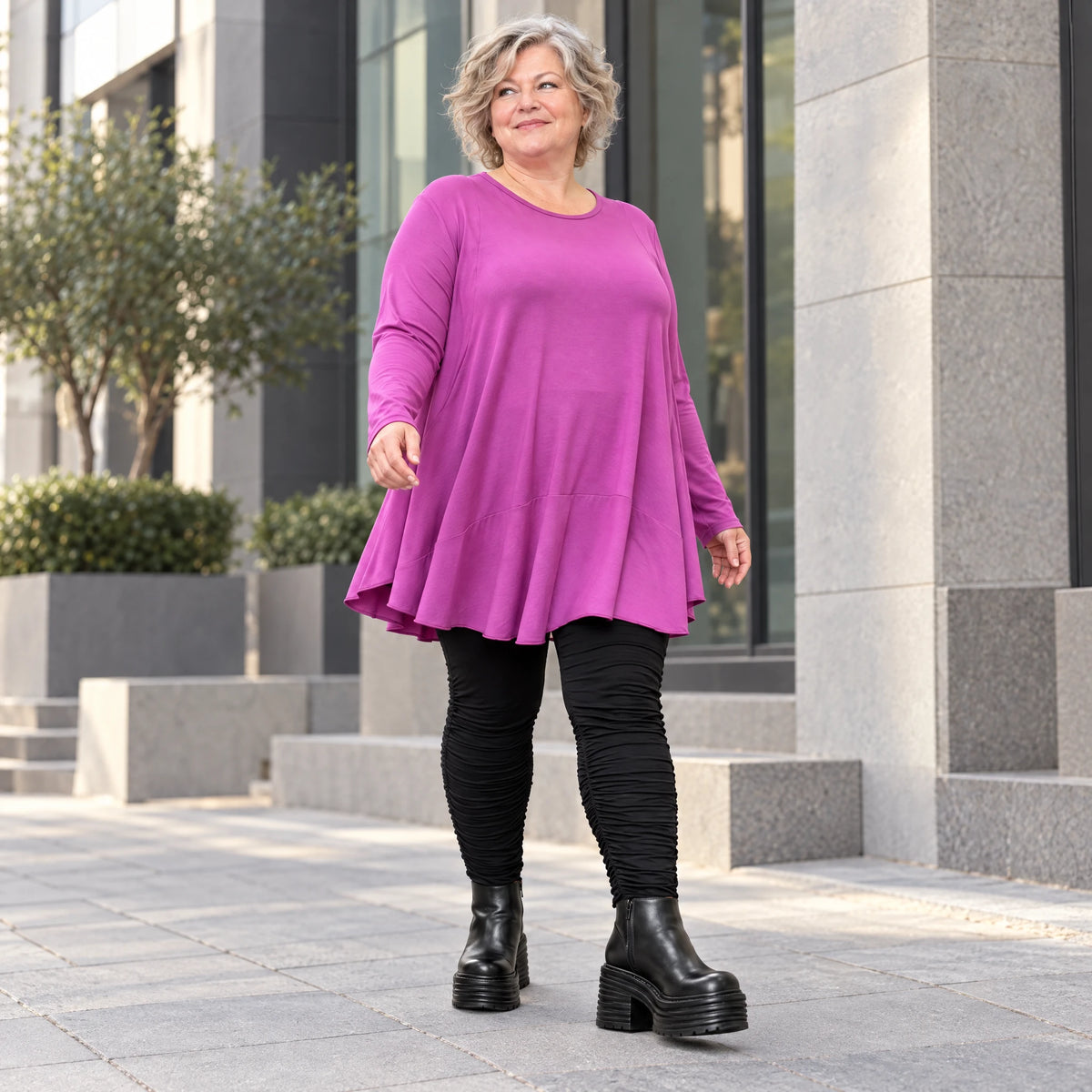 Langarmshirt in Beere aus weichem Modalstretch mit Rundhalsausschnitt und Seitentaschen