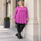 Langarmshirt in Beere aus weichem Modalstretch mit Rundhalsausschnitt und Seitentaschen