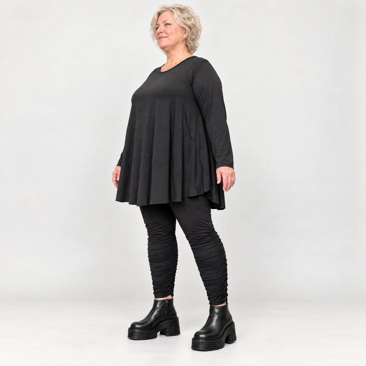 Basic Langarmshirt in Schwarz aus weichem Modal mit Stretch und praktischen Seitentaschen