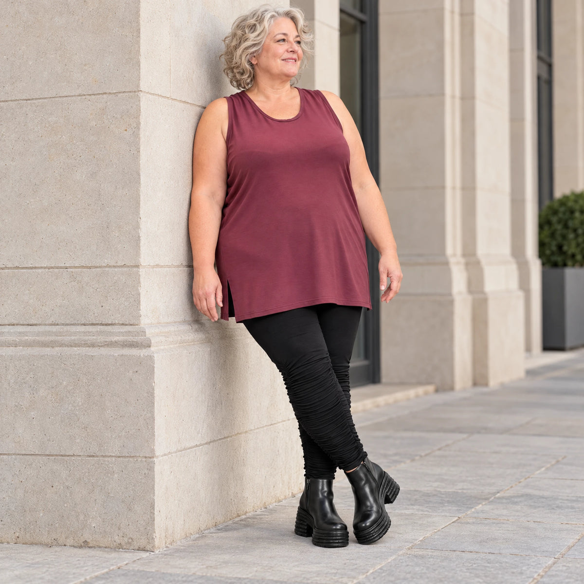 Ärmelloses Top in Bordeaux aus Modalstretch mit geradem Schnitt und Seitenschlitzen
