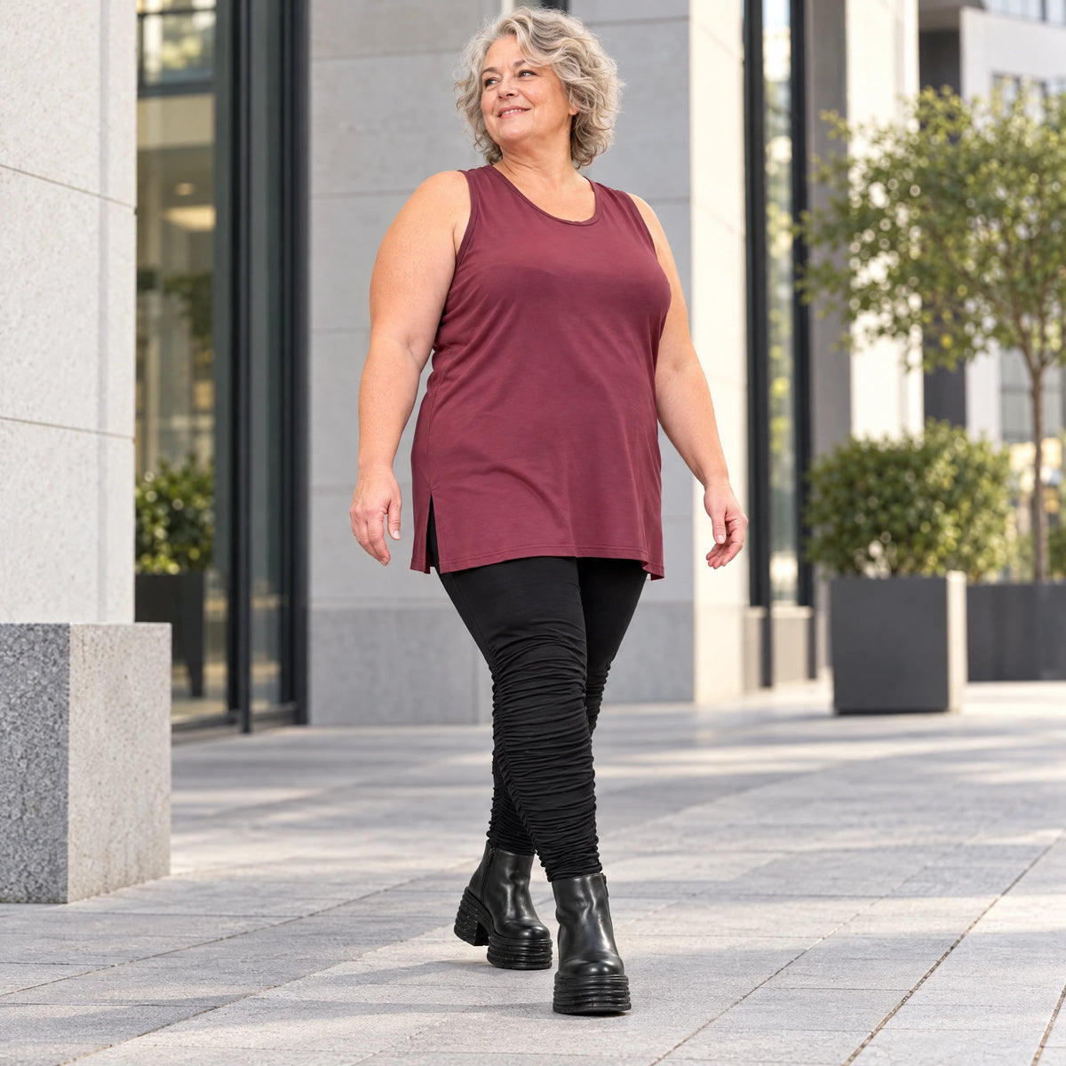 Ärmelloses Top in Bordeaux aus Modalstretch mit geradem Schnitt und Seitenschlitzen