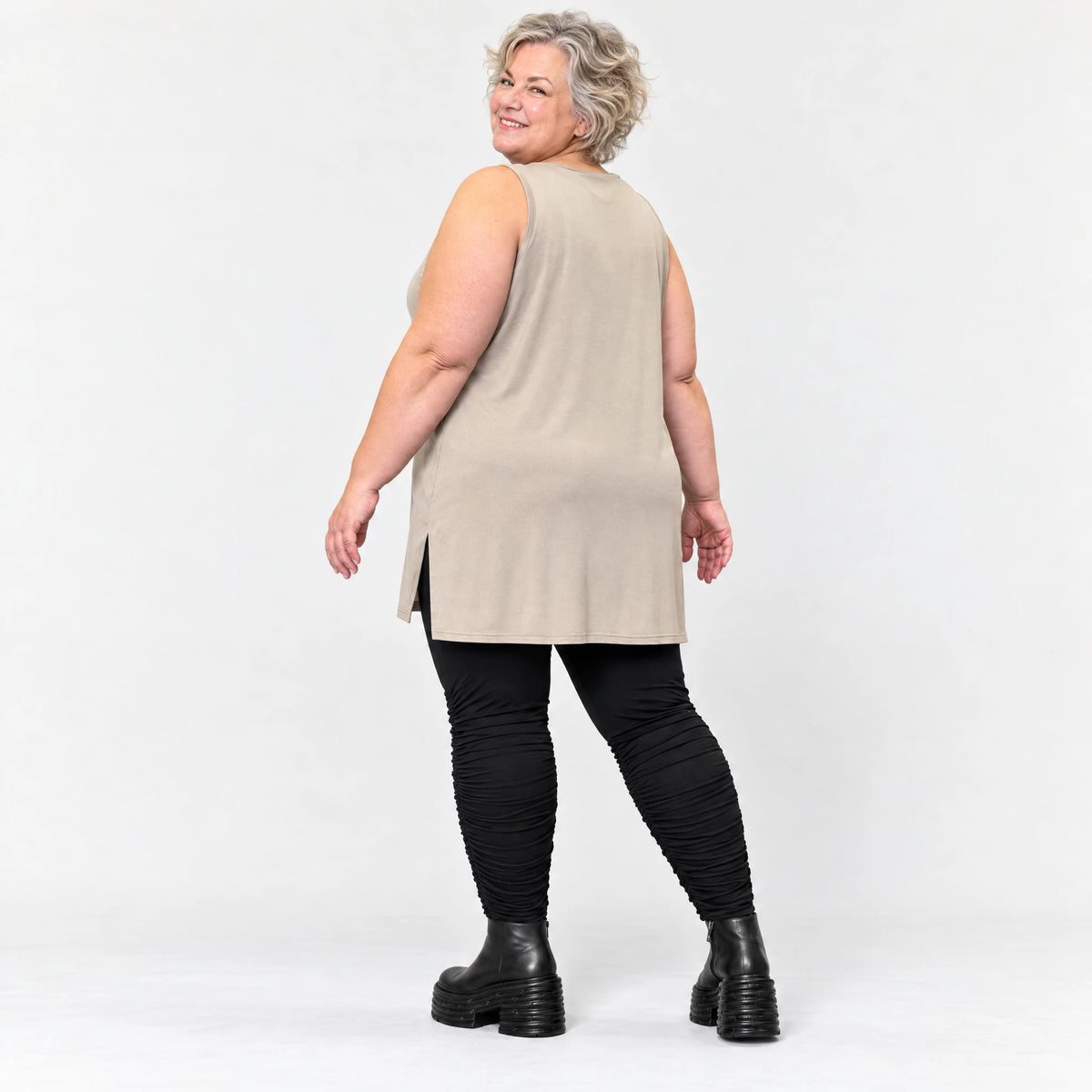 Ärmelloses Top in Taupe aus fließendem Modal mit Rundhalsausschnitt und Seitenschlitzen
