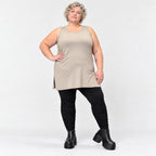 Ärmelloses Top in Taupe aus fließendem Modal mit Rundhalsausschnitt und Seitenschlitzen