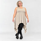 Ärmellose Tunika in Taupe aus weichem Modal Stretch mit lockerer A-Linie und Seitenspitzen