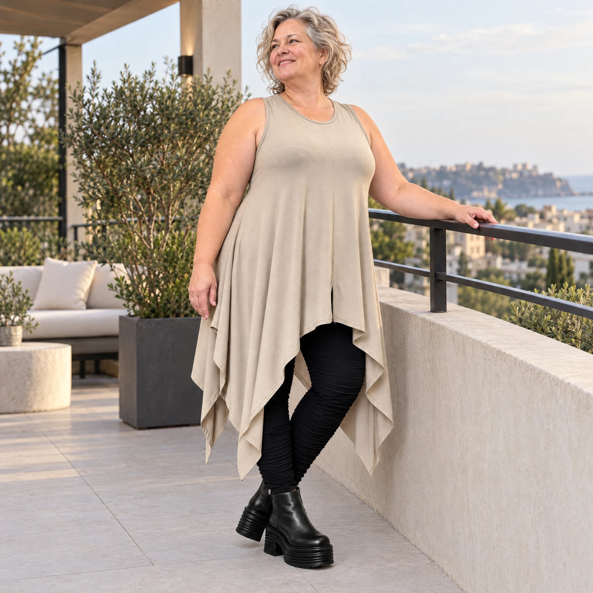 Ärmellose Tunika in Taupe aus weichem Modal Stretch mit lockerer A-Linie und Seitenspitzen