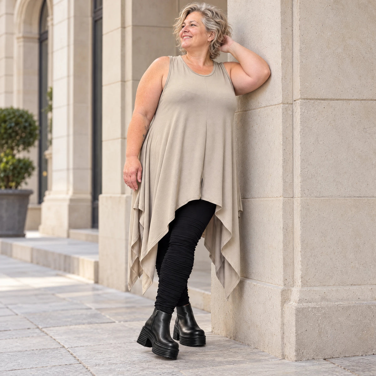 Ärmellose Tunika in Taupe aus weichem Modal Stretch mit lockerer A-Linie und Seitenspitzen