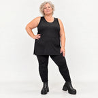 Schwarzes ärmelloses Top mit Rundhalsausschnitt und Seitenschlitzen aus Modal Stretch