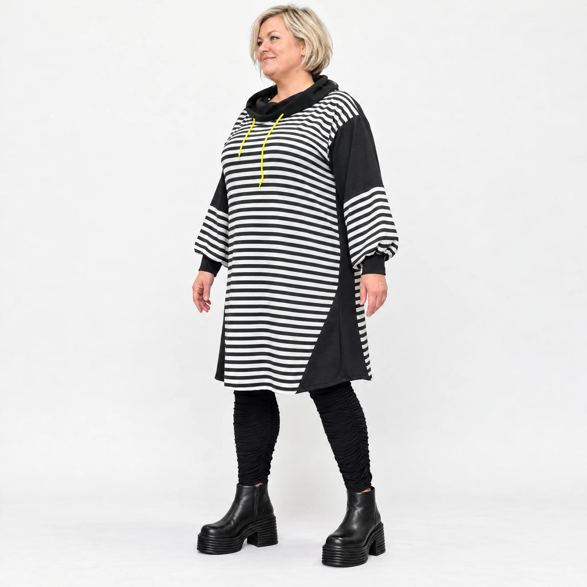 Gestreiftes Winterkleid aus Stretchjersey in Gelb/Schwarz/Weiß mit gerader Schnittform