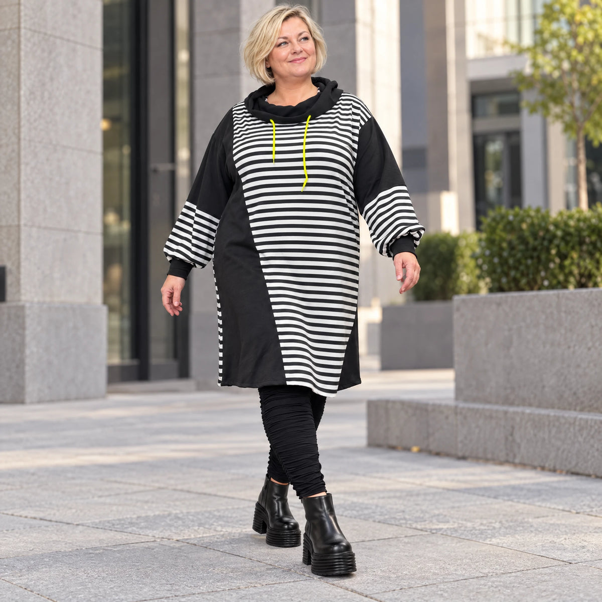Gestreiftes Winterkleid aus Stretchjersey in Gelb/Schwarz/Weiß mit gerader Schnittform