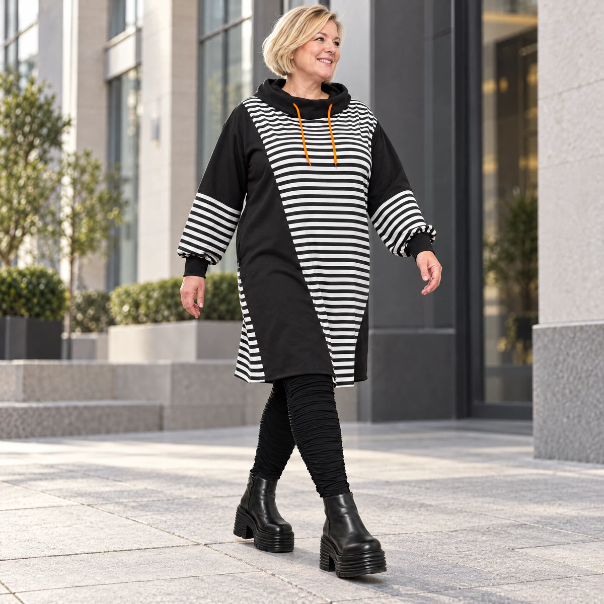 Gestreiftes Jerseykleid in Orange/Schwarz/Weiß mit Rollkragen und Kapuze in gerader Form