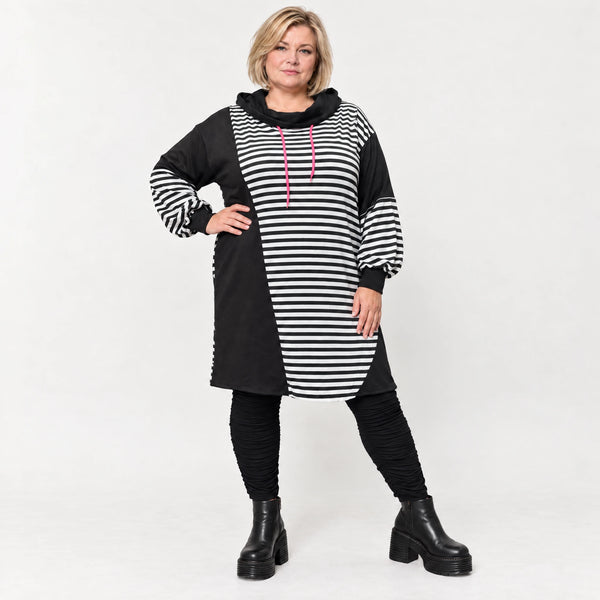 Gestreiftes Winterkleid aus Stretchjersey in Schwarz/Weiß/Pink mit Rollkragen und Kapuze