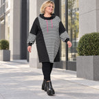 Gestreiftes Winterkleid aus Stretchjersey in Schwarz/Weiß/Pink mit Rollkragen und Kapuze