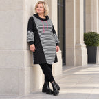 Gestreiftes Winterkleid aus Stretchjersey in Schwarz/Weiß/Pink mit Rollkragen und Kapuze