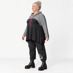 Gerader Kapuzenüberwurf aus weichem Stretchjersey in Schwarz/Weiß/Pink mit Streifenmuster