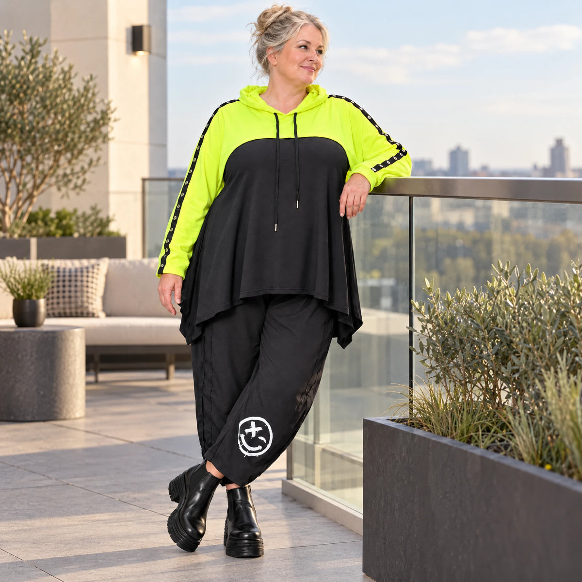 Lässiger Überwurf in leuchtendem Neongelb aus weichem Stretchjersey mit warmer Kapuze