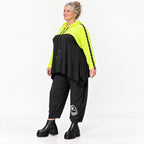 Lässiger Überwurf in leuchtendem Neongelb aus weichem Stretchjersey mit warmer Kapuze