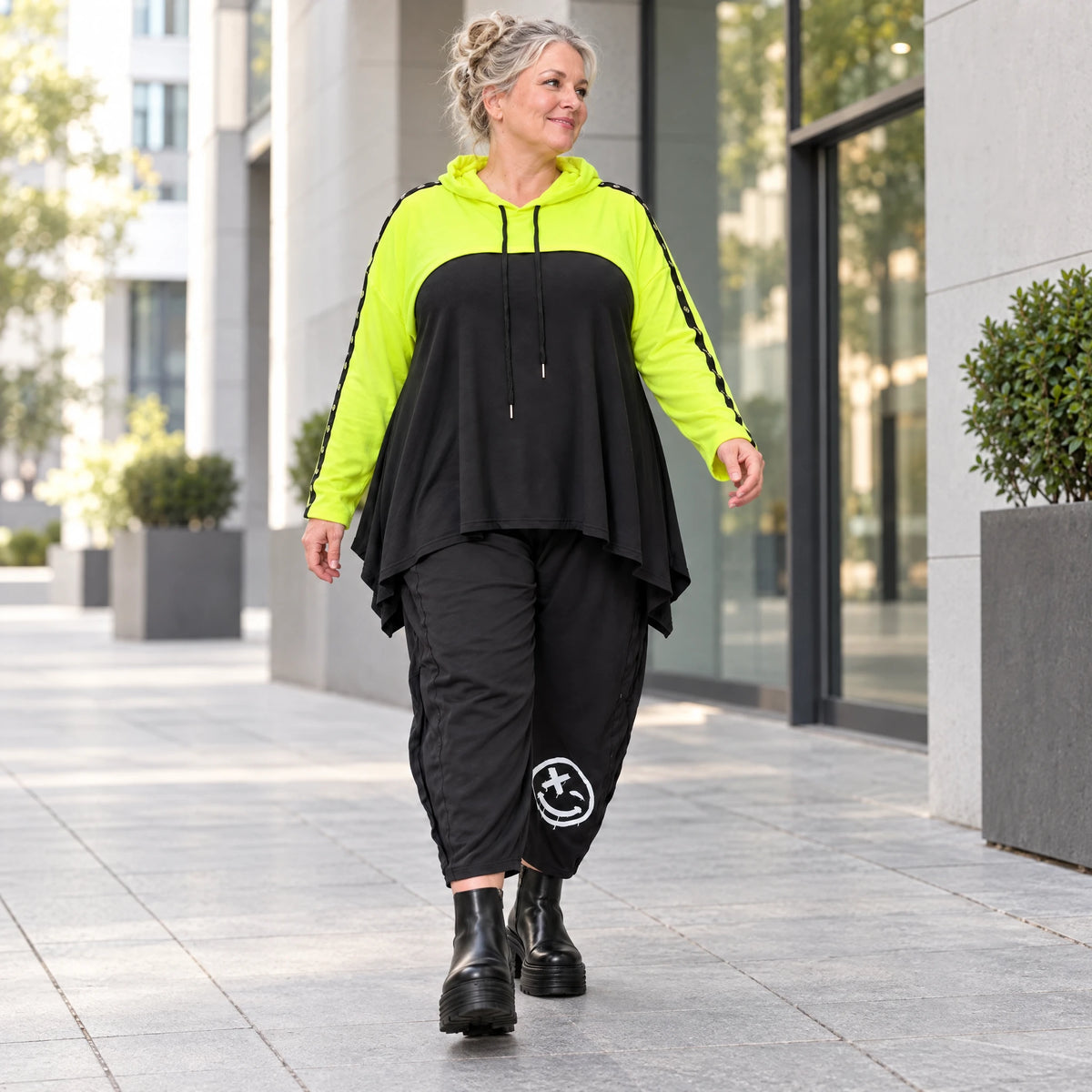 Lässiger Überwurf in leuchtendem Neongelb aus weichem Stretchjersey mit warmer Kapuze
