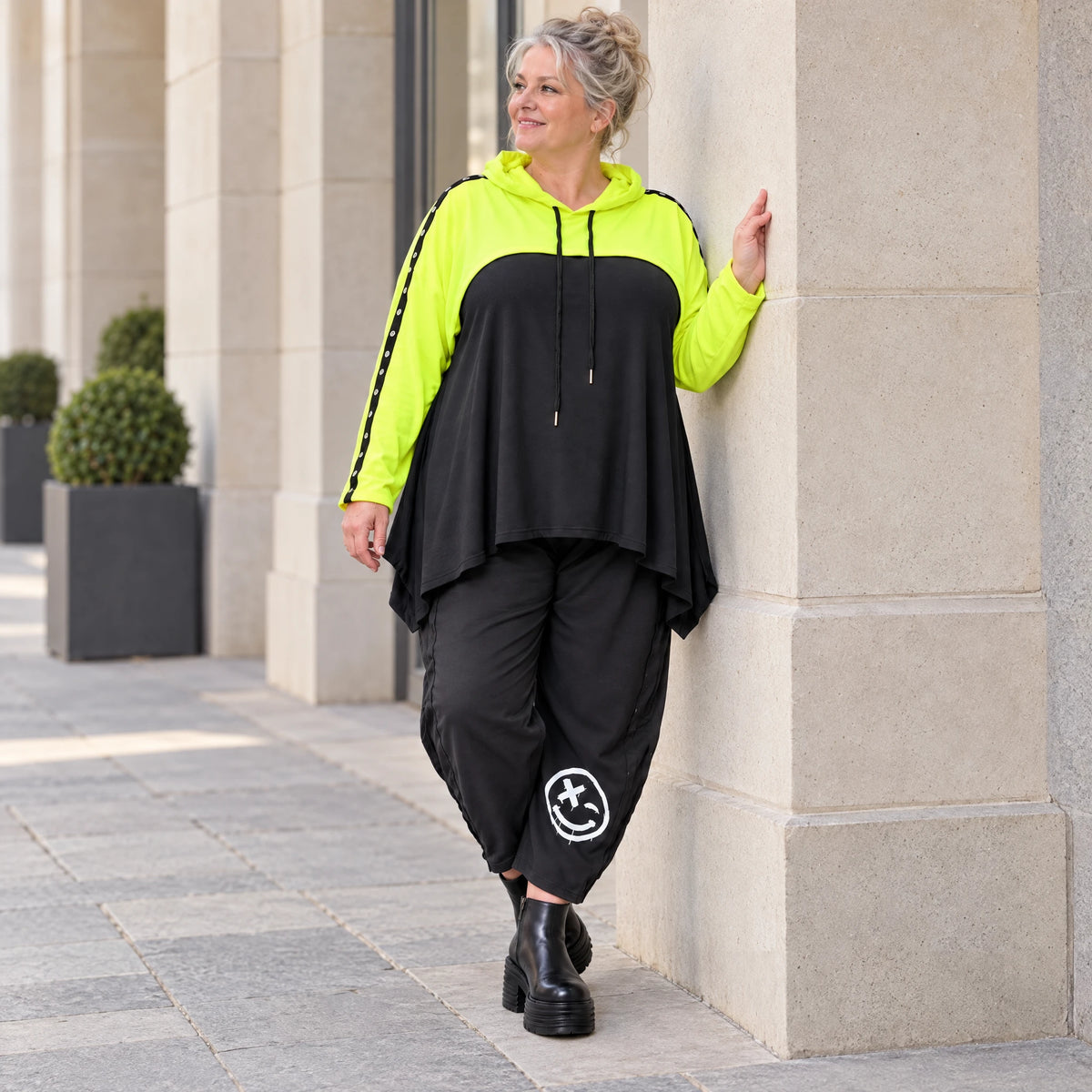 Lässiger Überwurf in leuchtendem Neongelb aus weichem Stretchjersey mit warmer Kapuze