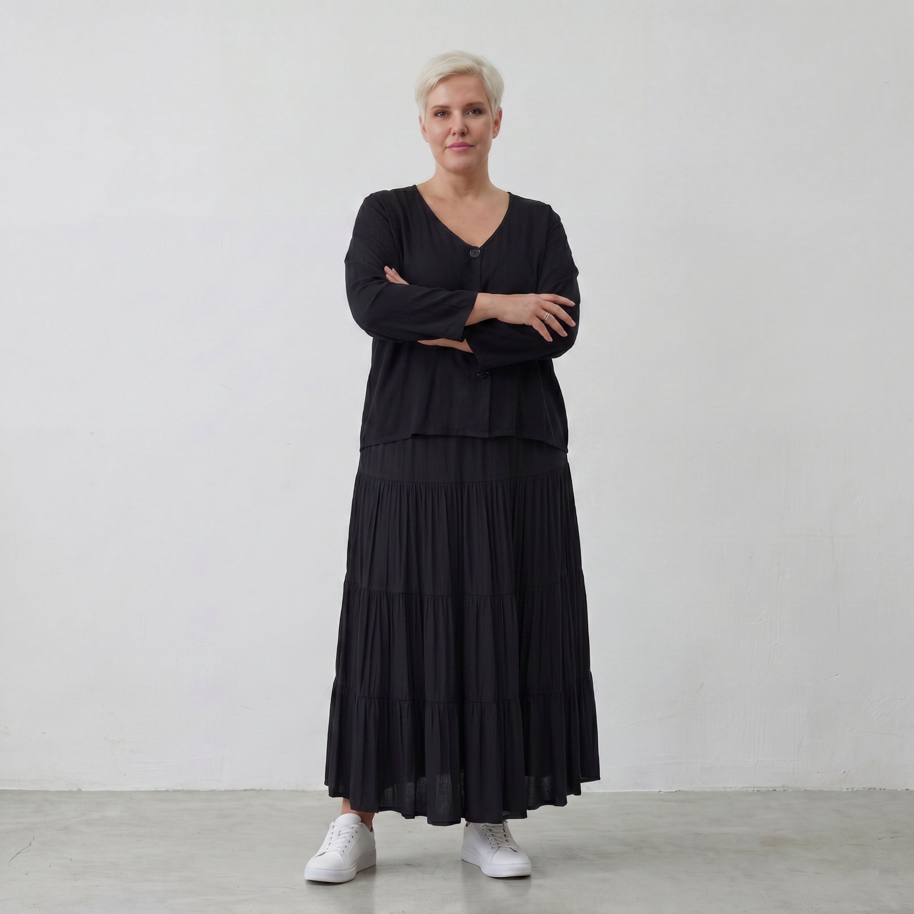 Leichte Jersey Jacke in tiefem Schwarz mit asymmetrischem Schnitt und weichem Tragekomfort
