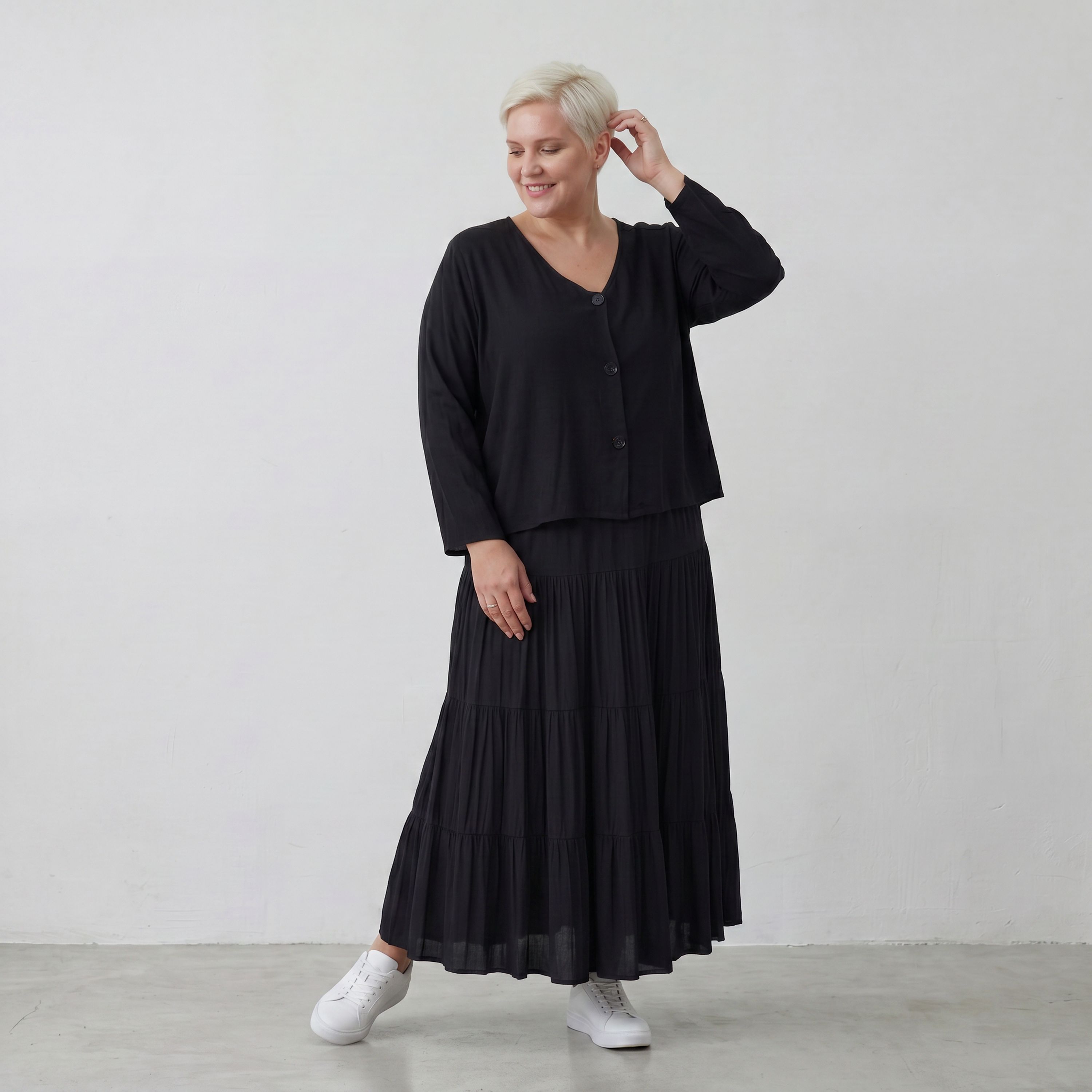 Leichte Jersey Jacke in tiefem Schwarz mit asymmetrischem Schnitt und weichem Tragekomfort