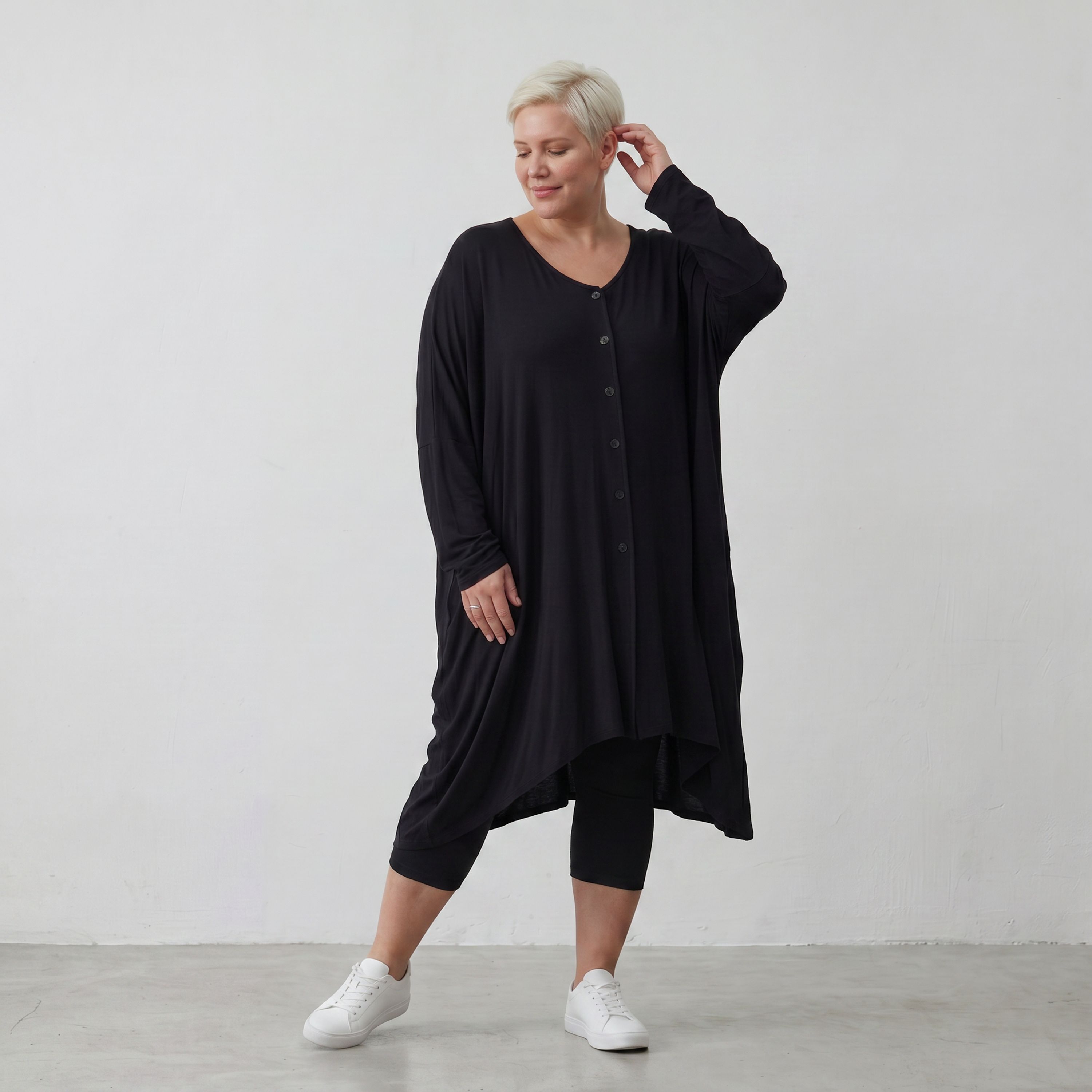 Fließende Ballonjacke aus schwarzem Stretchjersey mit Knopfverschluss und Seitentaschen