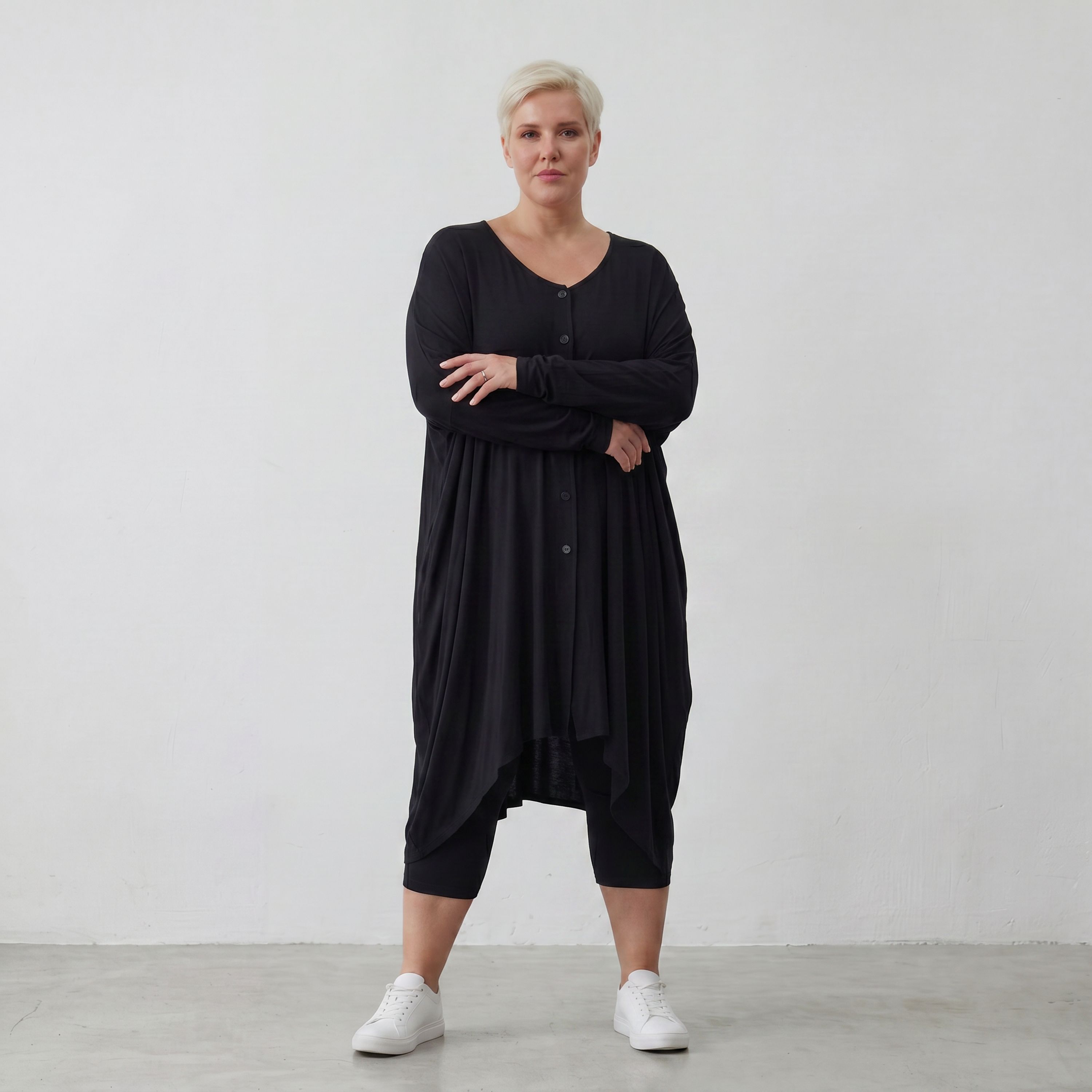 Fließende Ballonjacke aus schwarzem Stretchjersey mit Knopfverschluss und Seitentaschen