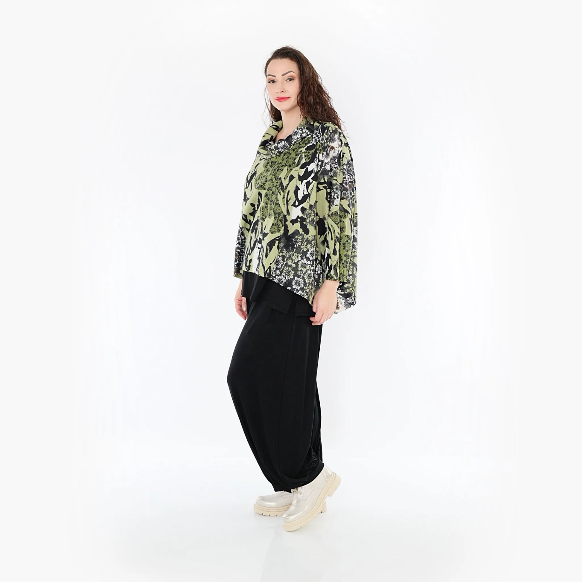  AKH Fashion Bigshirt in kastiger Form, aus Viskose, 1395.03019, Olive-Schwarz-Weiß, Blumen