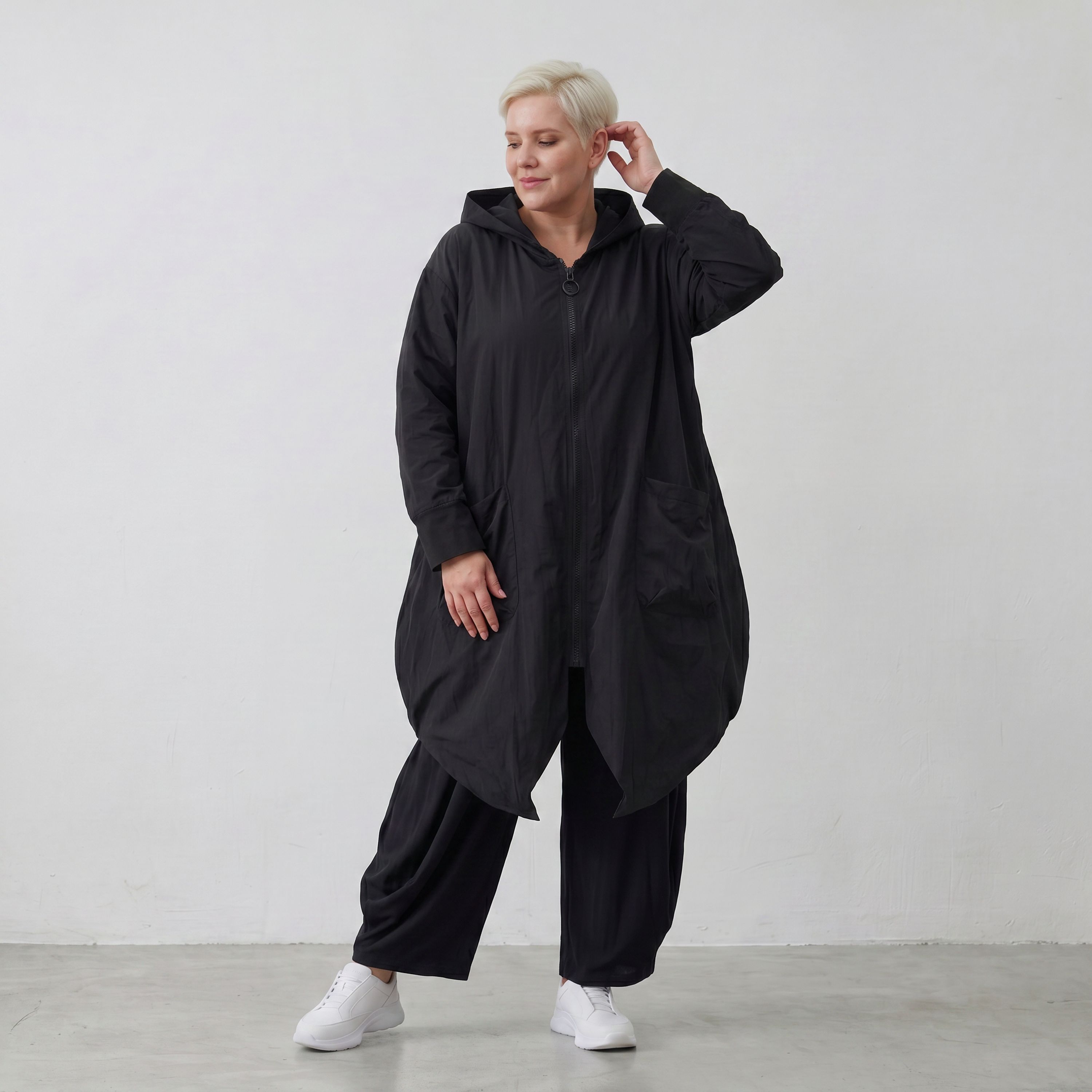 Schwarzer Oversize Mantel im Lagenlook weich fliessend leicht zeitlos leger Stil modern