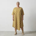Luftiges Oversize Ballonkleid aus feiner Baumwoll-Popeline mit stilvollem Lagenlook, Punkte, Beige/Olive