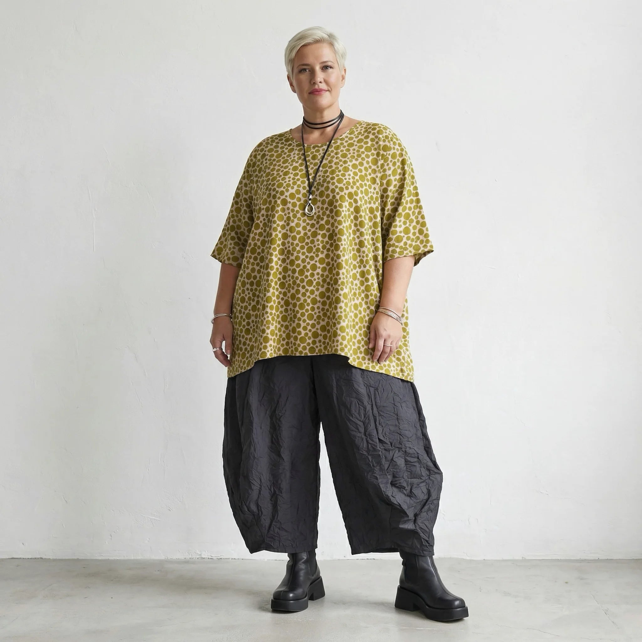 Zeitlos legeres Oversize A-Form Shirt aus feiner Baumwollpopeline mit ausgefallenem Punktedesign, Beige/Olive