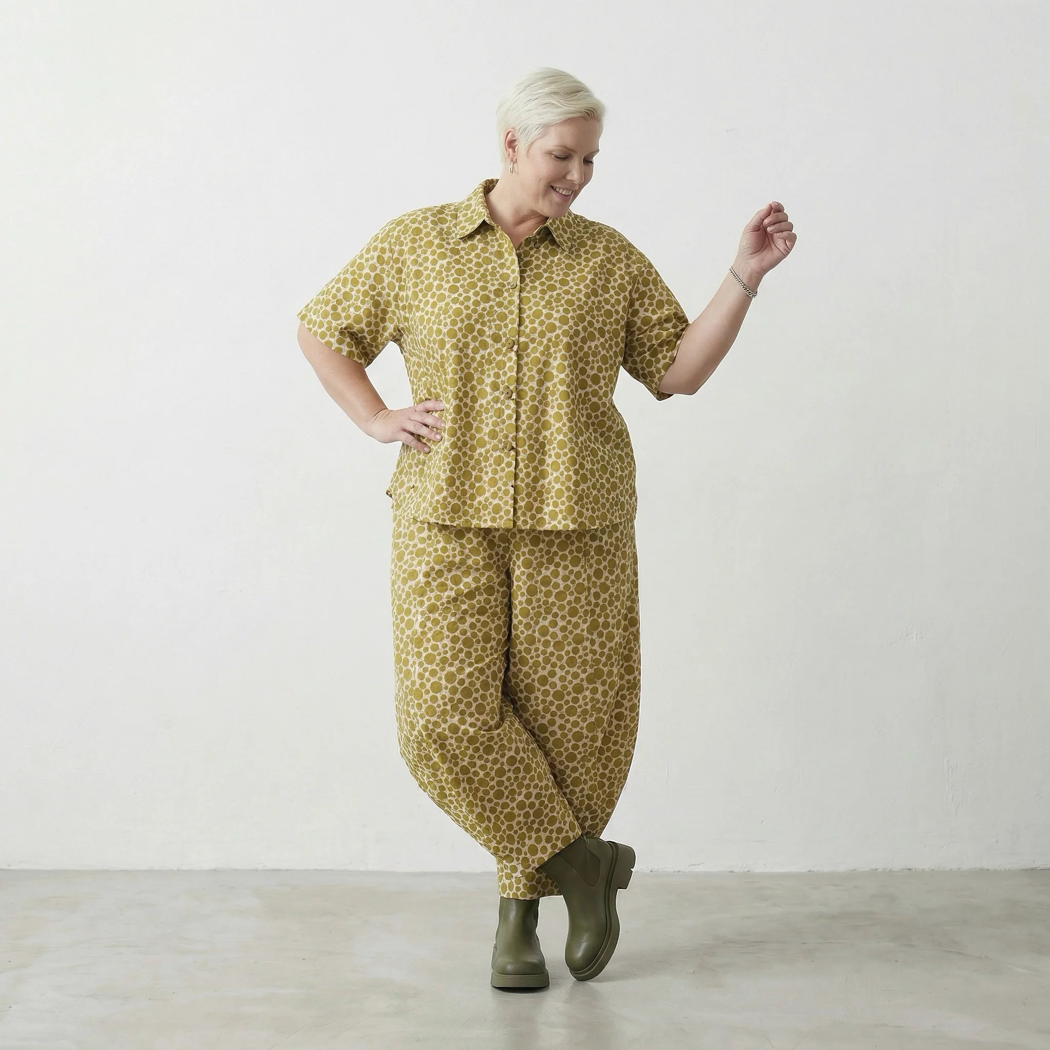Leichte Ballon Hose aus Baumwolle im lässigen Lagenlook mit ausgefallenem Punktedesign, Beige/Olive