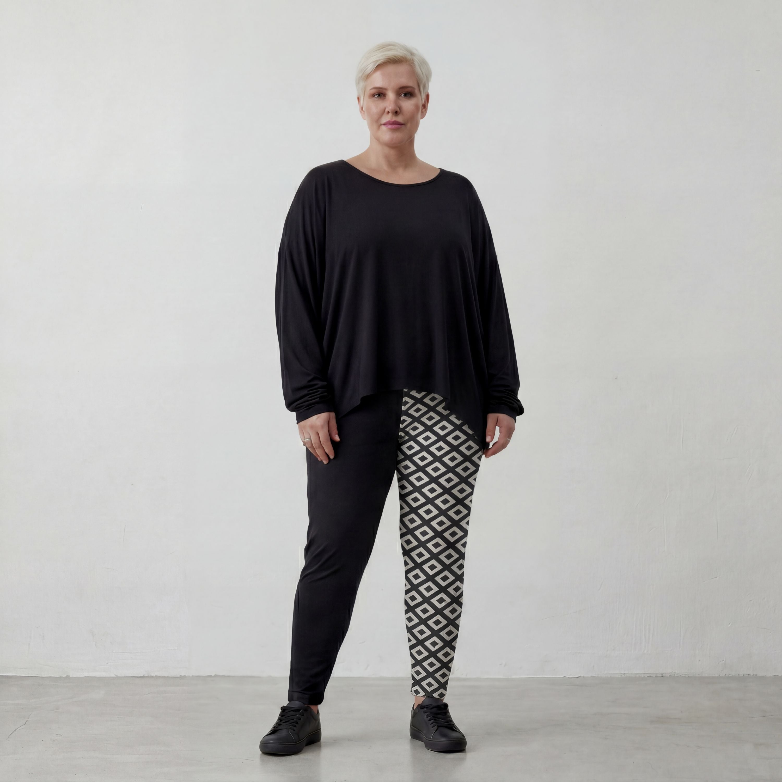 Legere Lagenlook Leggings in ausgefallener Karottenform mit fließendem Jersey und Raute Muster, Schwarz/Weiß