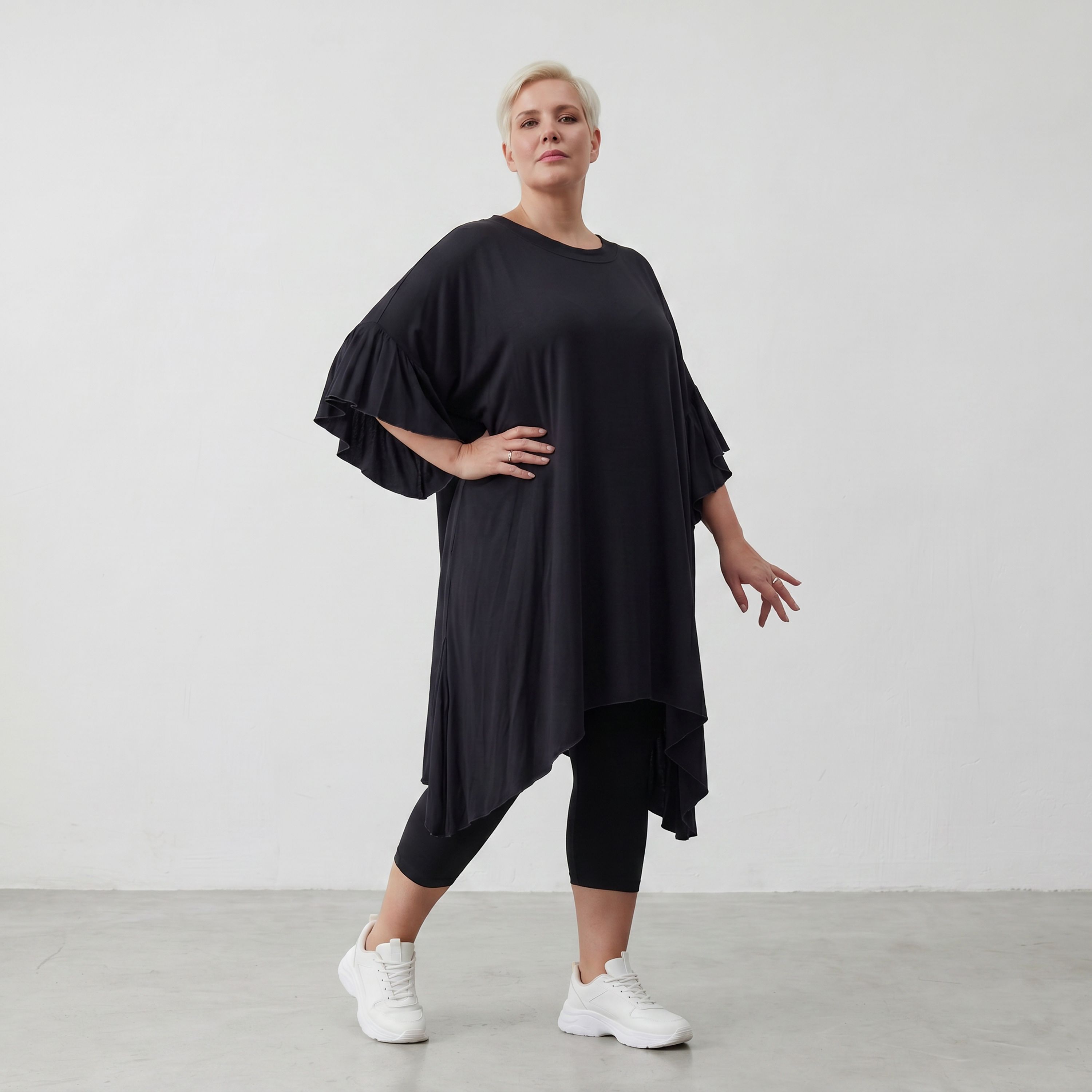 Fließendes Shirt aus Viskose Jersey in Schwarz mit Volantärmeln und A-Linie Silhouette