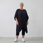 Fließendes Shirt aus Viskose Jersey in Schwarz mit Volantärmeln und A-Linie Silhouette