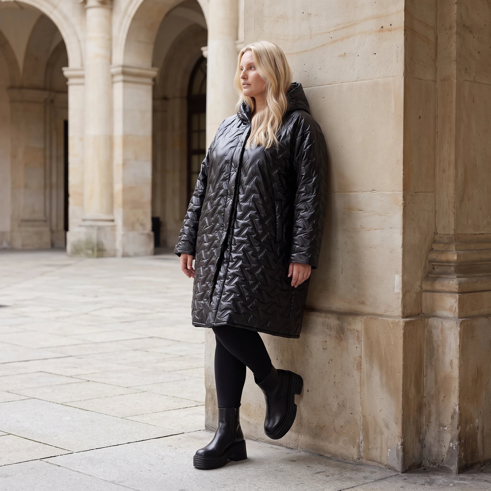 Schwarze Steppjacke mit Kapuze im Ballonschnitt oversized mit Grafikmuster und Taschen