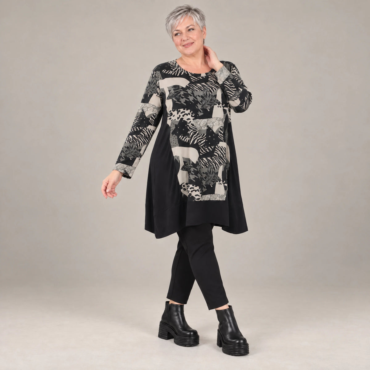 A-Form Shirt in Schwarznatur mit Jacquardmuster aus Viskose Oversize weit mit Rundhals