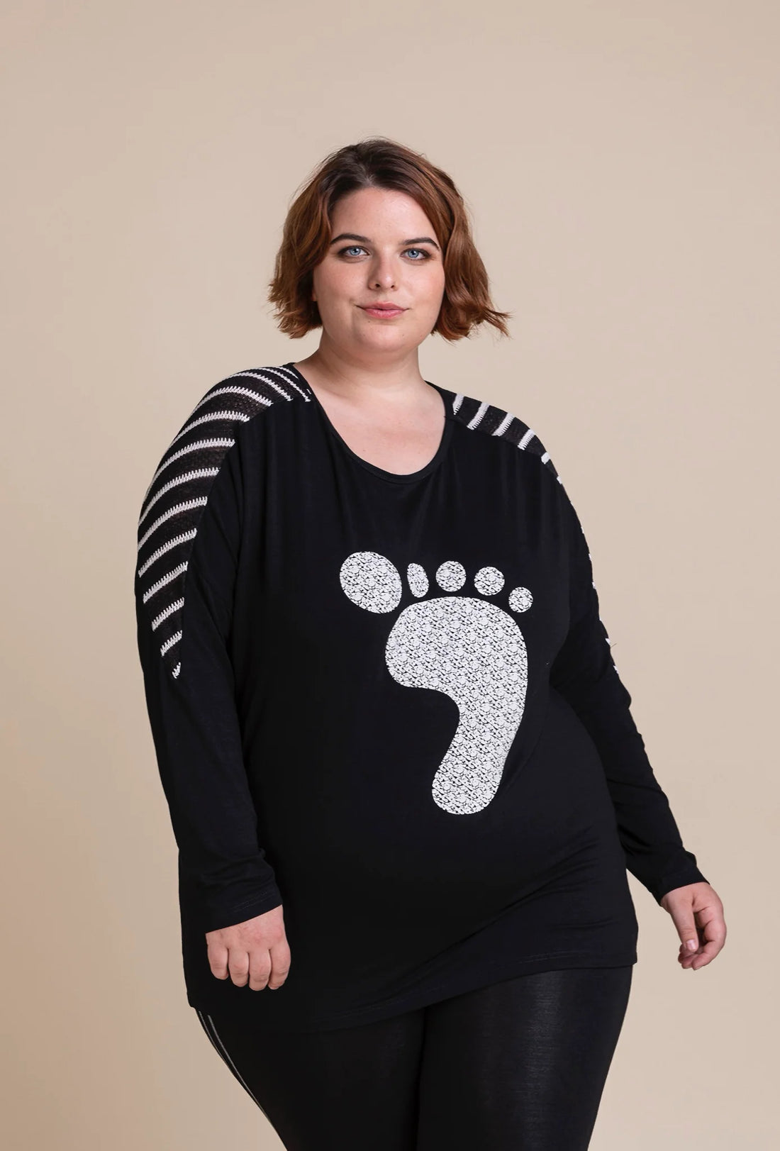  Legeres Shirt in Schwarz-Weiß mit feinen Streifen und geradem Schnitt für Plus Size Fashion