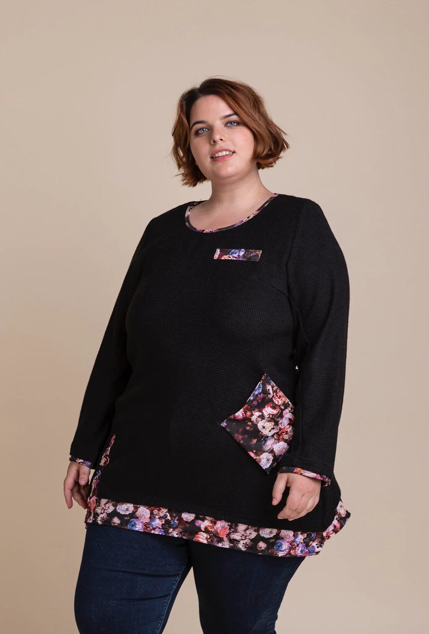  Stylisches Oversized-Shirt mit floralen Akzenten, geripptem Muster und warmem Tragegefühl