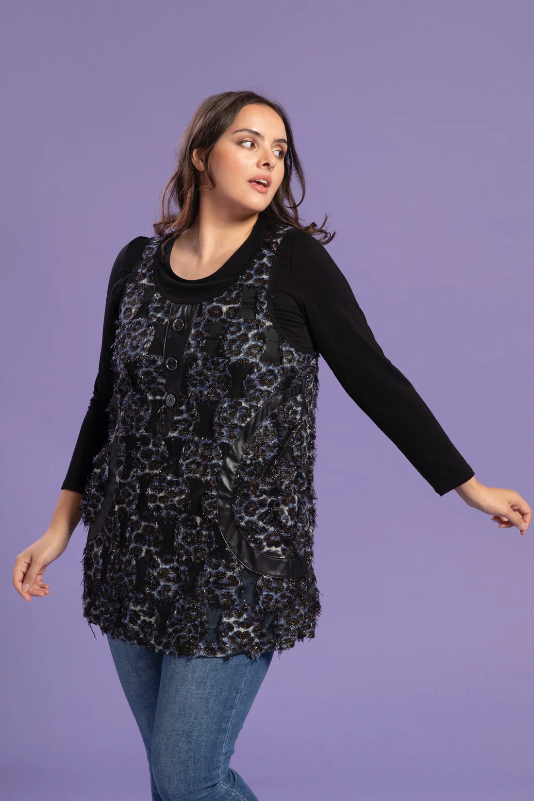  Schickes Top im Animal-Print in Schwarz-Blau mit Glitterdetails und plüschigem Besatz für Plus Size