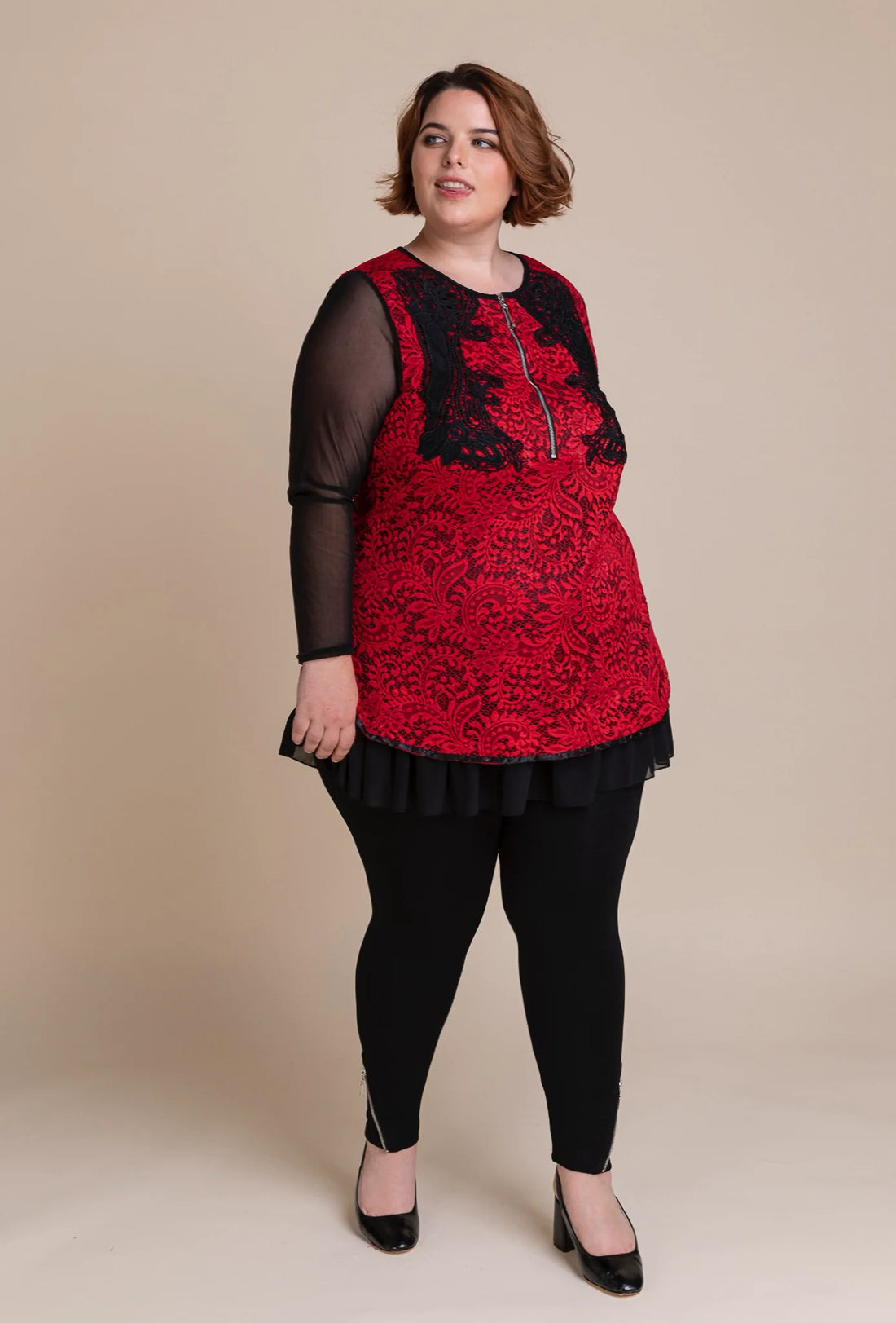  Luftiges Shirt in Rot-Schwarz mit floralem Muster und feiner Spitze für einen legeren Look