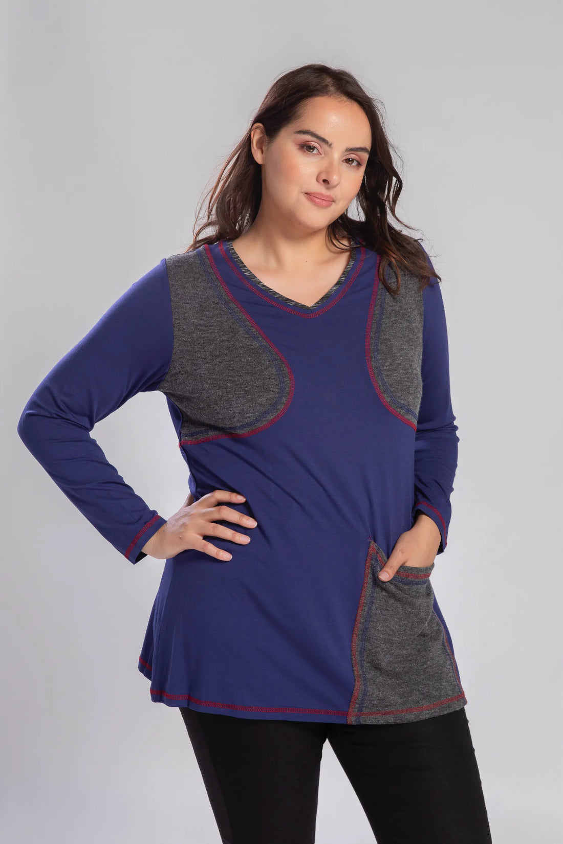  Stilvolles Shirt aus hochwertiger Viskose in Blau-Grau-Rot mit V-Ausschnitt für Plus Size Mode