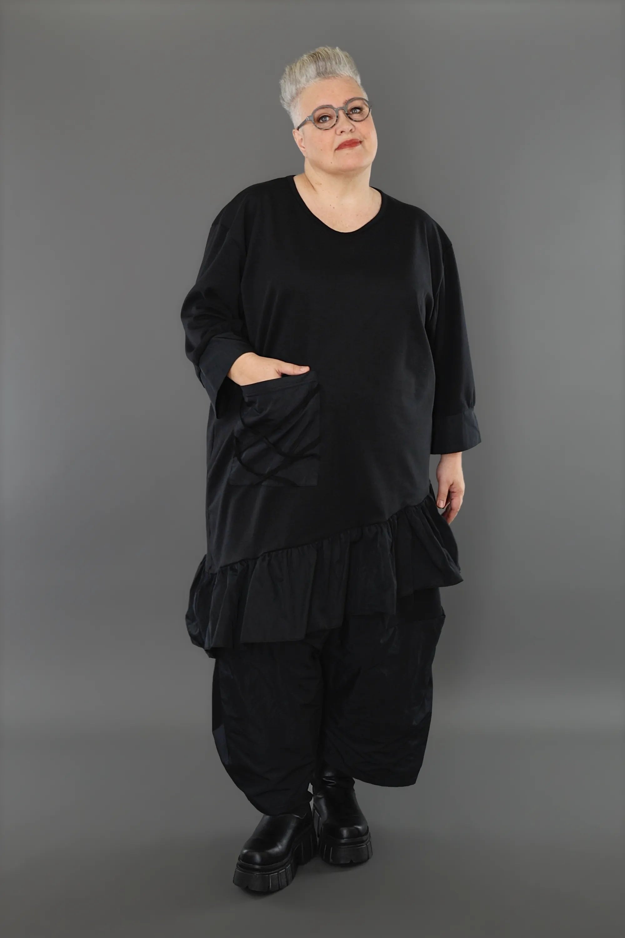  AKH Premium Bigshirt in asymmetrischer Form, aus Materialmix, P1001.7051, Schwarz, Schick