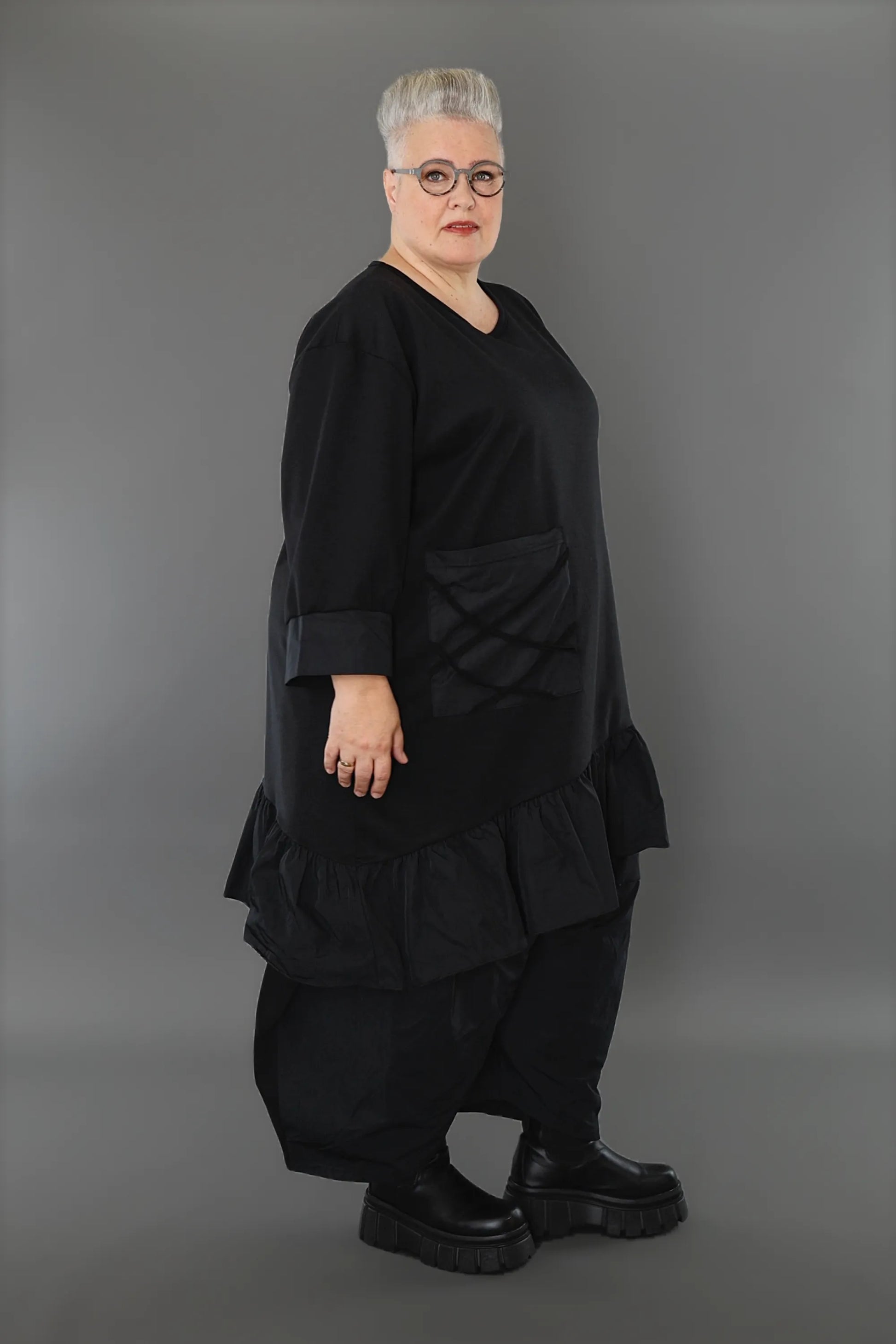  AKH Premium Bigshirt in asymmetrischer Form, aus Materialmix, P1001.7051, Schwarz, Schick