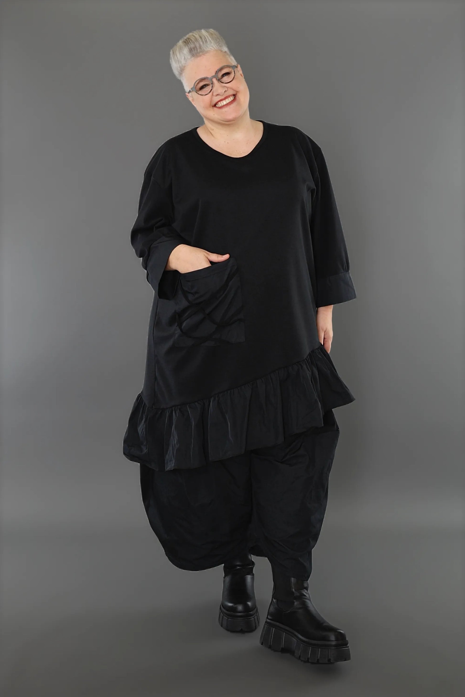  AKH Premium Bigshirt in asymmetrischer Form, aus Materialmix, P1001.7051, Schwarz, Schick