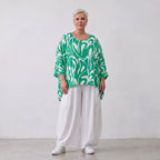 Lässiges Oversized Shirt in Grün mit weißem Muster sowie Vorne kurz Hinten langem Schnitt