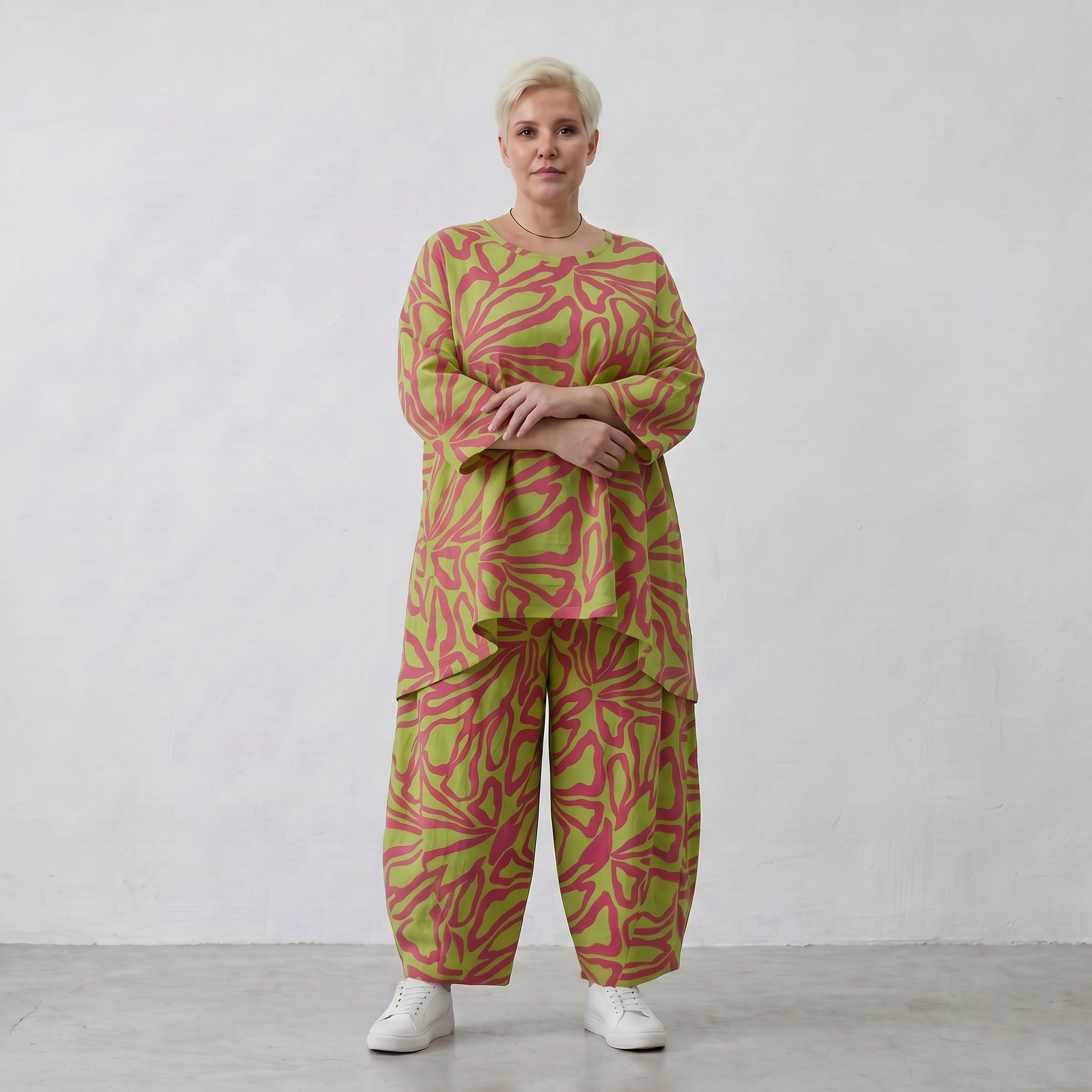 Apfelgrünes Bigshirt in A-Form mit roten Blumen Leinenoptik und Dreiviertelarm Rundhals