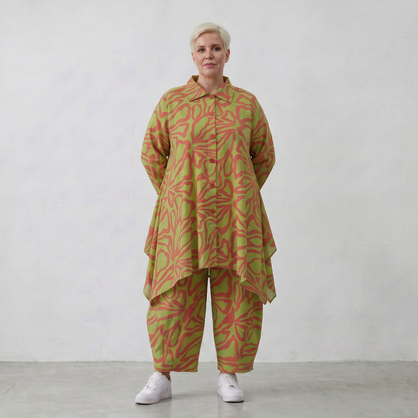 Apfelgrüne A-Form Jacke mit rotem Blumenmuster locker fallend mit Zipfelsaum und Taschen