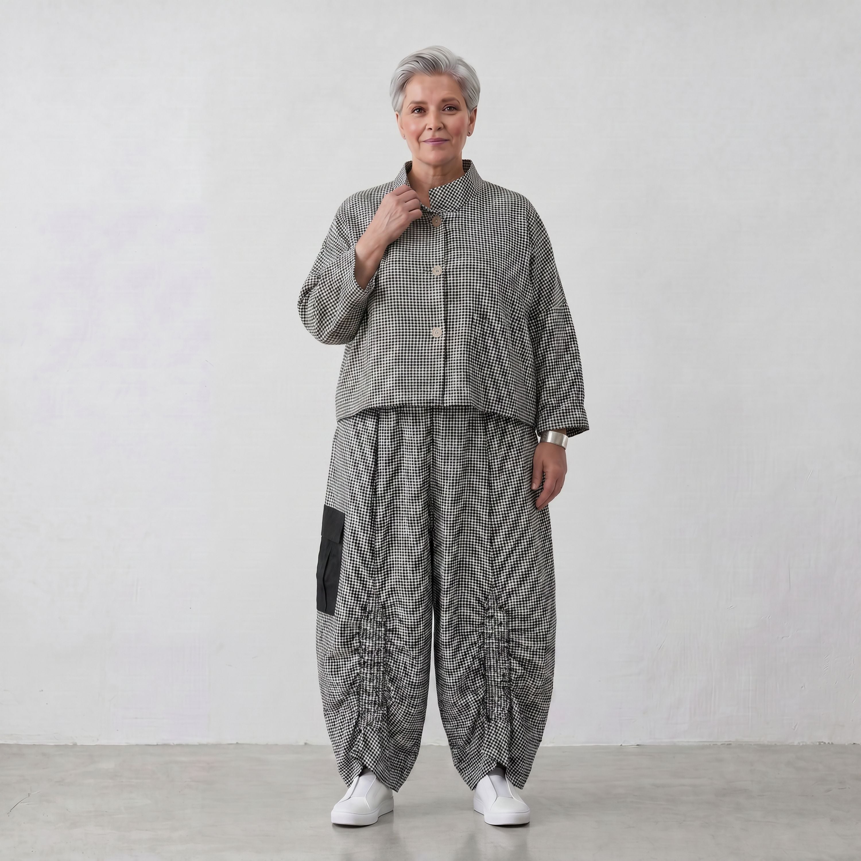 Bengaline Jacke in Schwarz und Weiß mit Stehkragen kastiger Passform und Knopfverschluss